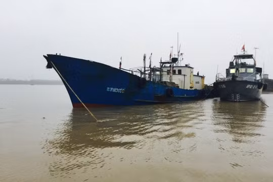 Video thêm về tàu Trung Quốc xâm phạm chủ quyền biển Việt Nam bị bắt giữ