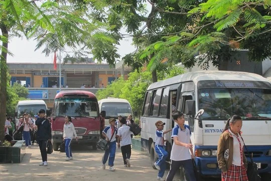 Xe đưa rước học sinh tại Trường THCS Thị Trấn, huyện Củ Chi (TP HCM)