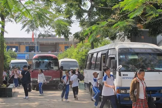 Xe đưa rước học sinh tại Trường THCS Thị Trấn, huyện Củ Chi (TP HCM)