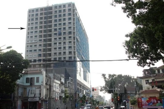 Tòa nhà 8B Lê Trực xây vượt 16m (tương đương 5 tầng) so với được cấp phép xây dựng (tính theo tầng từ mũi tên trong ảnh). (Ảnh: Tuấn Anh/TTXVN)