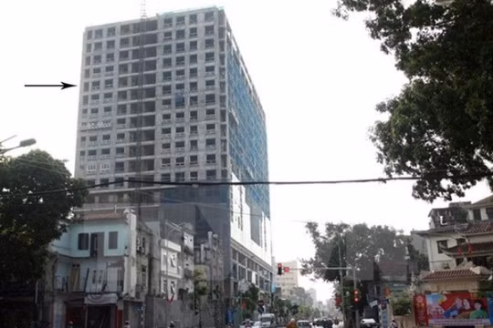 Tòa nhà 8B Lê Trực xây vượt 16m (tương đương 5 tầng) so với được cấp phép xây dựng (tính theo tầng từ mũi tên trong ảnh). (Ảnh: Tuấn Anh/TTXVN)