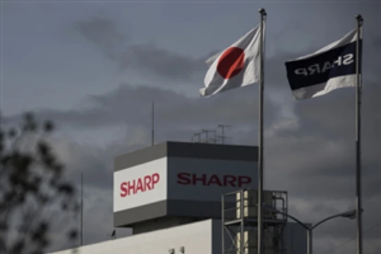 Nếu mua lại Sharp, Foxconn cũng sẽ phải gánh các khoản nợ lớn mà công ty Nhật Bản đang phải chịu. Sharp được cho đang nợ các ngân hàng Nhật số tiền lên tới 510 tỷ yen (4,4 tỷ USD)