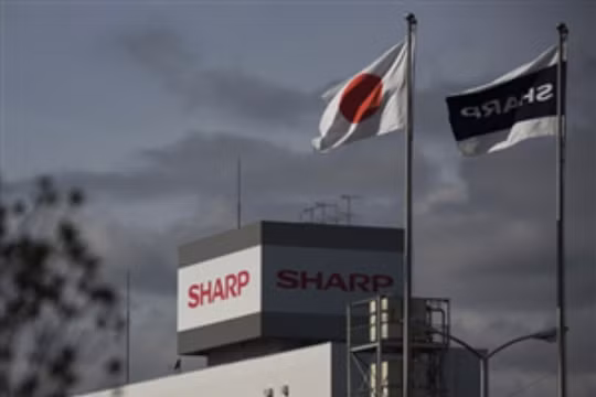 Nếu mua lại Sharp, Foxconn cũng sẽ phải gánh các khoản nợ lớn mà công ty Nhật Bản đang phải chịu. Sharp được cho đang nợ các ngân hàng Nhật số tiền lên tới 510 tỷ yen (4,4 tỷ USD)