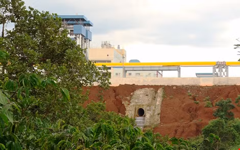 Ống thải của nhà máy alumin ở Nhân Cơ. Ảnh: NLĐ