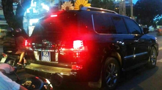 Trong ảnh: Xe Lexus khi còn gắn biển số xanh 95A-0699.