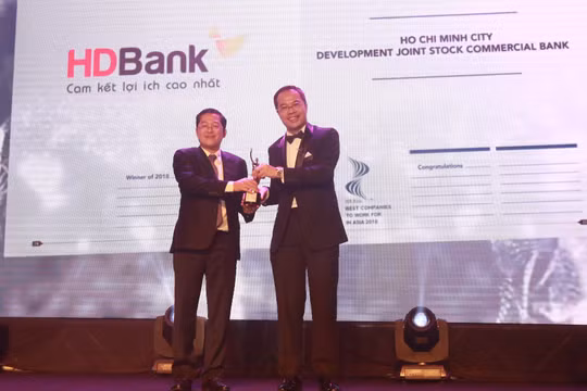 Ông Phạm Quốc Thanh – phó TGĐ HDBank (trái) đại diện lãnh đạo HDBank nhận giải thưởng ngân hàng có nơi làm việc tốt nhất Châu Á