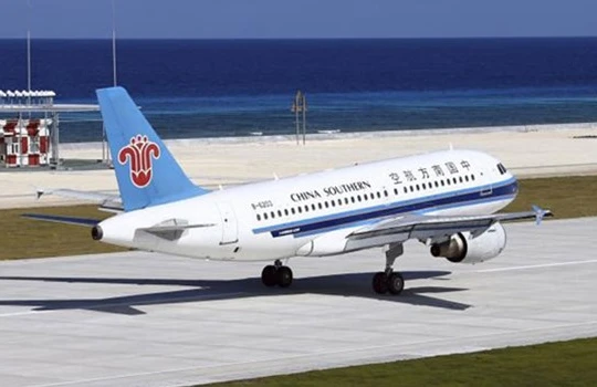 Máy bay Trung Quốc đáp xuống đá Chữ Thập ngày 6.1 - Ảnh: Chinanews.com