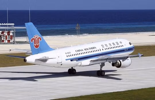 Máy bay Trung Quốc đáp xuống đá Chữ Thập ngày 6.1 - Ảnh: Chinanews.com