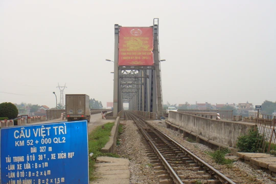Cầu Việt Trì không phục vụ được xe tải những vẫn phục vụ được đường sắt.