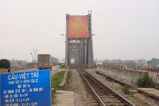Cầu Việt Trì không phục vụ được xe tải những vẫn phục vụ được đường sắt.
