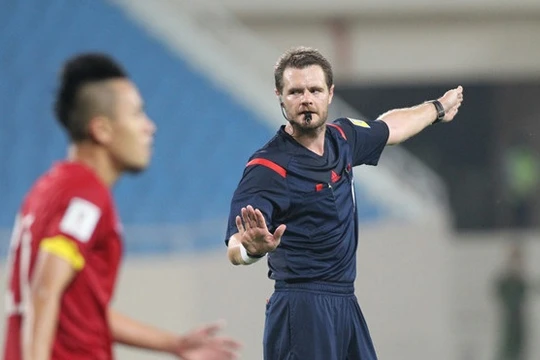 Trọng tài người Úc Christopher Beath 