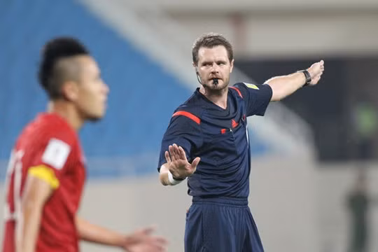 Trọng tài người Úc Christopher Beath 