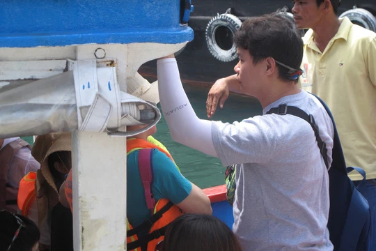 Một hướng dẫn viên “chui” người Trung Quốc đang hướng dẫn cho du khách tại TP Nha Trang