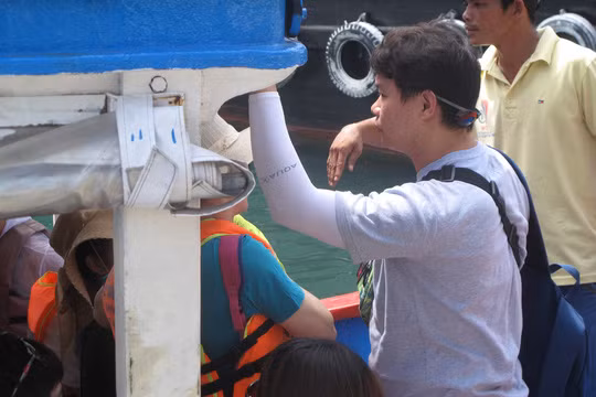 Một hướng dẫn viên “chui” người Trung Quốc đang hướng dẫn cho du khách tại TP Nha Trang