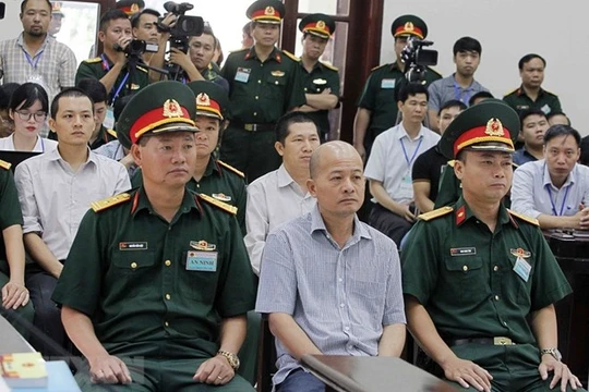 Bị cáo Đinh Ngọc Hệ trước tòa. Ảnh: TTXVN