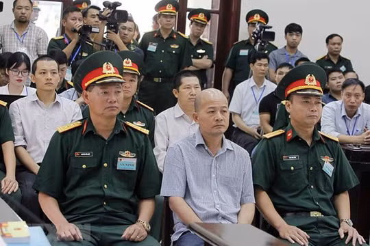 Bị cáo Đinh Ngọc Hệ trước tòa. Ảnh: TTXVN