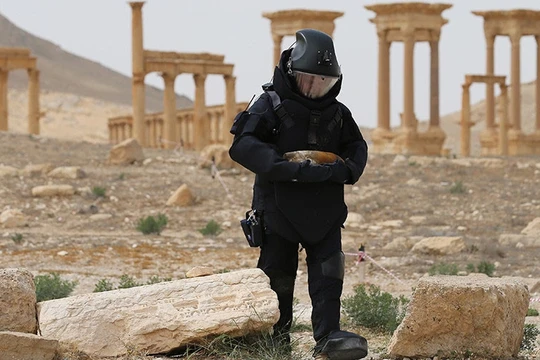 Một chuyên gia rà phá bom mìn của Quân đội Nga làm nhiệm vụ tại thành phố Palmyra, Syria (Ảnh: Bộ Quốc phòng Nga)