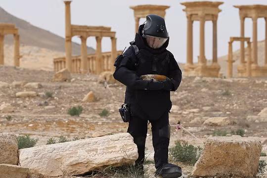 Một chuyên gia rà phá bom mìn của Quân đội Nga làm nhiệm vụ tại thành phố Palmyra, Syria (Ảnh: Bộ Quốc phòng Nga)
