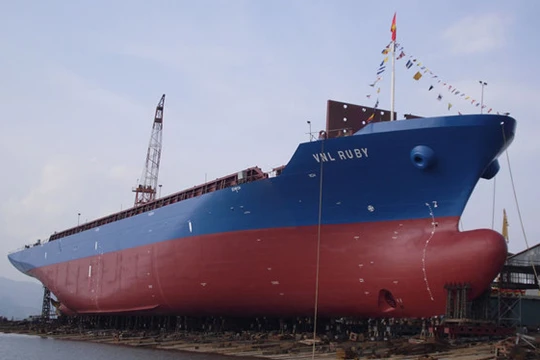 Tàu Vinalines Ruby được đóng mới năm 2012 cũng bị rao bán.
