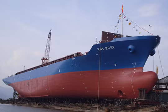 Tàu Vinalines Ruby được đóng mới năm 2012 cũng bị rao bán.
