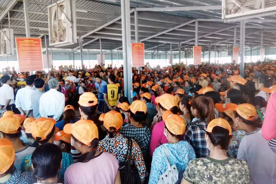 Lãnh đạo Công ty giày da Hong Fu và đại diện các cơ quan chức năng đối thoại với công nhân - Ảnh: Ngọc Minh