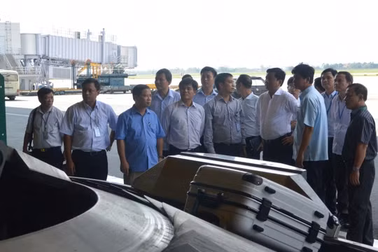 Sân bay Nội Bài: soi chiếu...thùng rác, thấy iPhone 5 