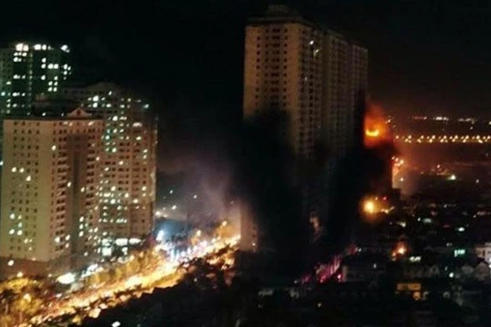 Cháy khu đô thị Xa La: Hàng nghìn người la ó cầu cứu