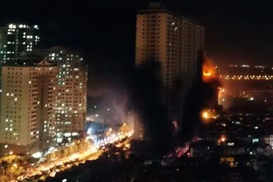 Cháy khu đô thị Xa La: Hàng nghìn người la ó cầu cứu