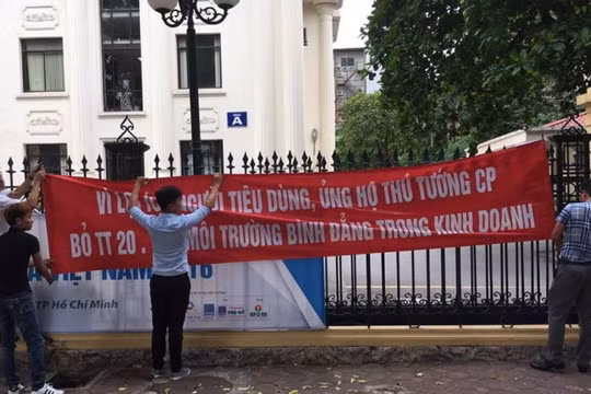 Doanh nghiệp làm biểu ngữ, giăng tại cổng Bộ Công thương để thể hiện thái độ - Ảnh: C.V.K