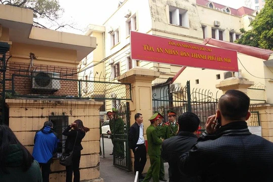 Làm thủ tục tham dự phiên toà trước cổng TAND TP Hà Nội sáng 21-12
