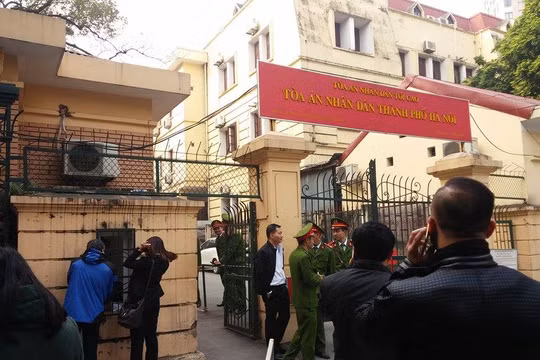 Làm thủ tục tham dự phiên toà trước cổng TAND TP Hà Nội sáng 21-12