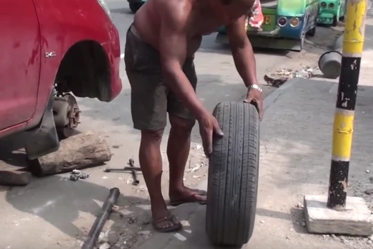 Clip vá lốp ôtô thủ công gây ngạc nhiên ở Phillipines 