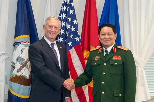 Bộ trưởng Ngô Xuân Lịch và Bộ trưởng Quốc phòng Mỹ James Mattis trong chuyến thăm Mỹ năm 2017. Ảnh: BQP