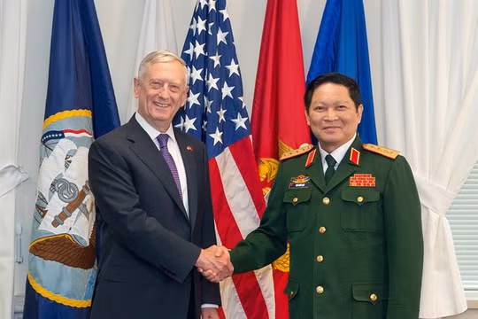 Bộ trưởng Ngô Xuân Lịch và Bộ trưởng Quốc phòng Mỹ James Mattis trong chuyến thăm Mỹ năm 2017. Ảnh: BQP