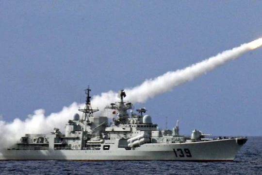Khu trục hạm Hàng Châu của hải quân Trung Quốc phóng tên lửa trong một cuộc tập trận ở Biển Đông