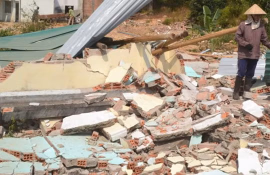Nhà ông Mười chỉ còn là đống tôn gạch đổ nát sau khi bị nhà thầu thi công Trung Quốc san ủi