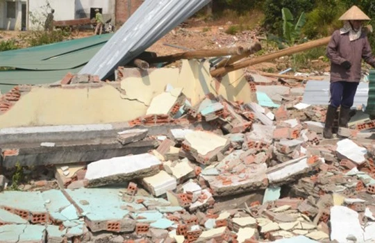 Nhà ông Mười chỉ còn là đống tôn gạch đổ nát sau khi bị nhà thầu thi công Trung Quốc san ủi