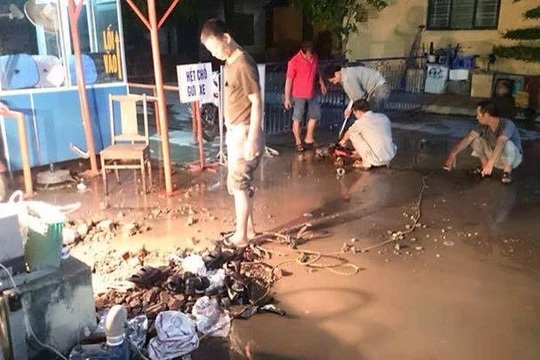 Từ đêm qua, các công nhân đã nỗ lực lắp đặt đường ống nước từ nhà máy dự trữ nước về Bệnh viện Phụ sản Hà Nội