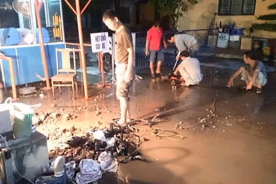 Từ đêm qua, các công nhân đã nỗ lực lắp đặt đường ống nước từ nhà máy dự trữ nước về Bệnh viện Phụ sản Hà Nội