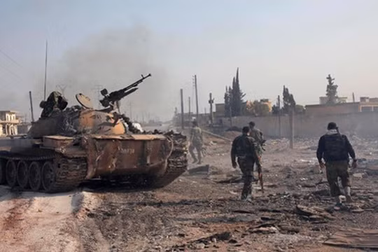 Quân đội Syria và lực lượng vũ trang địa phương NDF chiến đấu trong thành phố Aleppo