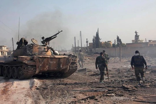 Quân đội Syria và lực lượng vũ trang địa phương NDF chiến đấu trong thành phố Aleppo