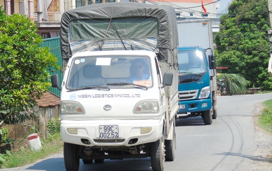 Ô tô nối nhau chạy trên đê Phù Đổng để trốn qua trạm thu phí. Ảnh: Ngọc Hải