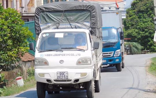 Ô tô nối nhau chạy trên đê Phù Đổng để trốn qua trạm thu phí. Ảnh: Ngọc Hải