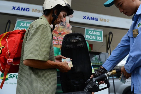 Giá xăng A92 chỉ giảm 260 đồng/lít