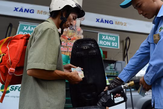 Giá xăng A92 chỉ giảm 260 đồng/lít