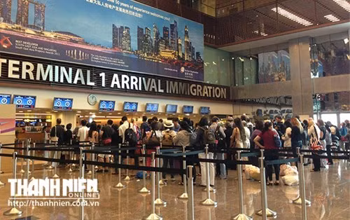 Khách xếp hàng làm thủ tục nhập cảnh tại sân bay Changi của Singapore - Ảnh: Thục Minh