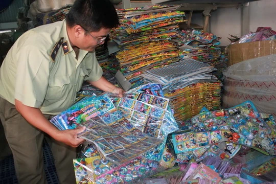 Quản lý thị trường TP.HCM đang kiểm tra, thu giữ sản phẩm nhập lậu chứa chất gây hại xuất xứ từ Trung Quốc - Ảnh: Lê Sơn