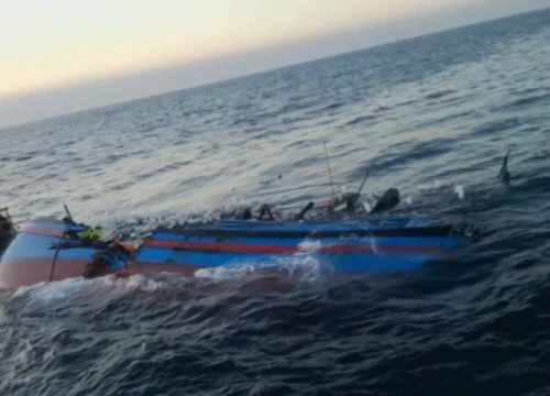 Tàu cá Việt lại bị đâm chìm, một ngư dân mất tích