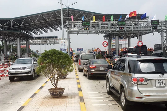 Trước việc đường chưa hoàn thiện, nhiều DN vận tải đề nghị dừng thu phí cao tốc Hà Nội - Bắc Giang. Ảnh: Anh Trọng