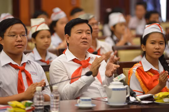 Ông Đinh La Thăng tại cuộc gặp mặt thiếu nhi TPHCM